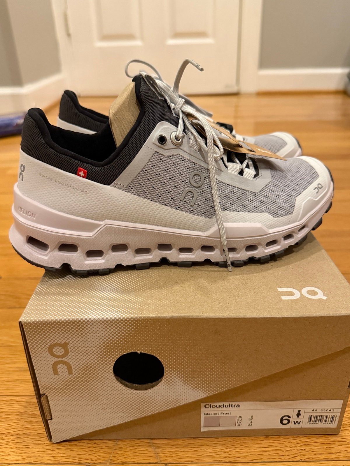 OC On Cloud Ultra Womens Size 6 NWT + Box