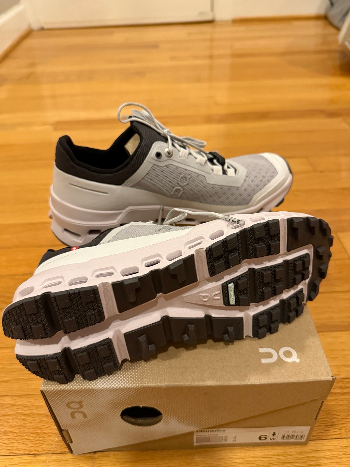 OC On Cloud Ultra Womens Size 6 NWT + Box