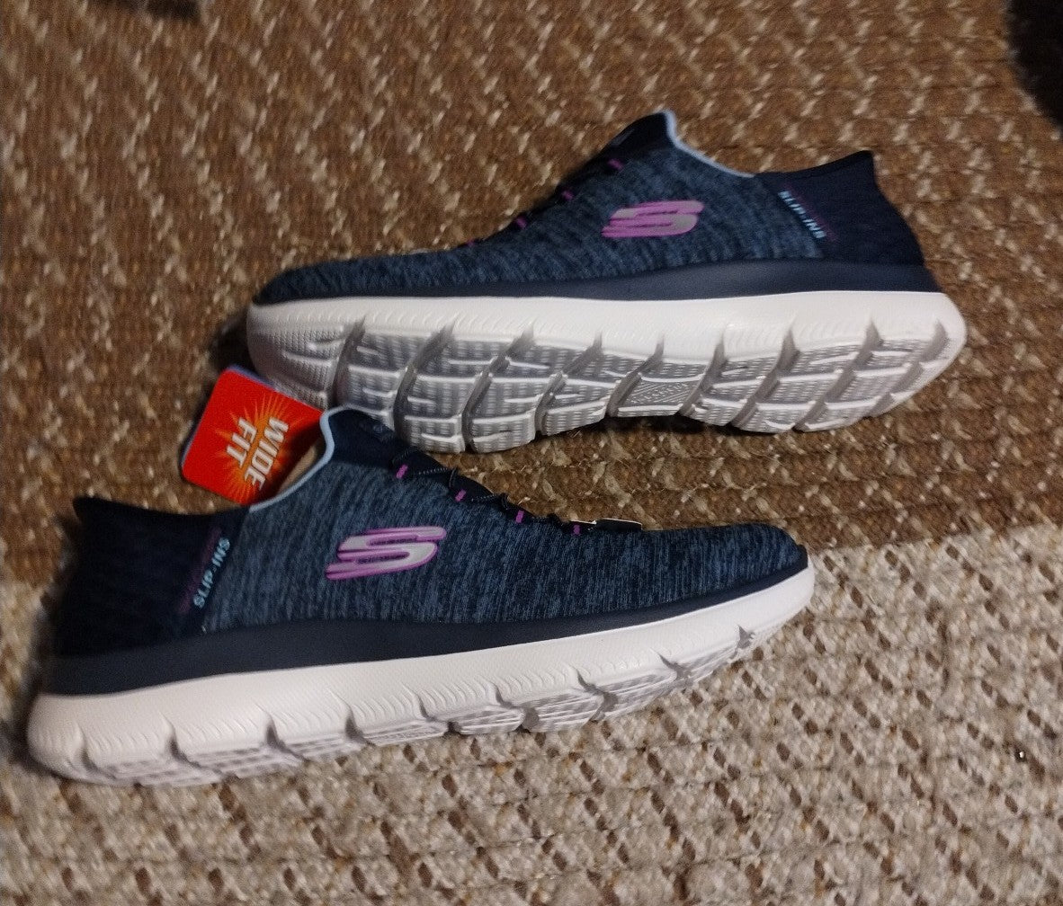 SKECHERS Slip In Summits Women Size 9.5  NEW IN BOX