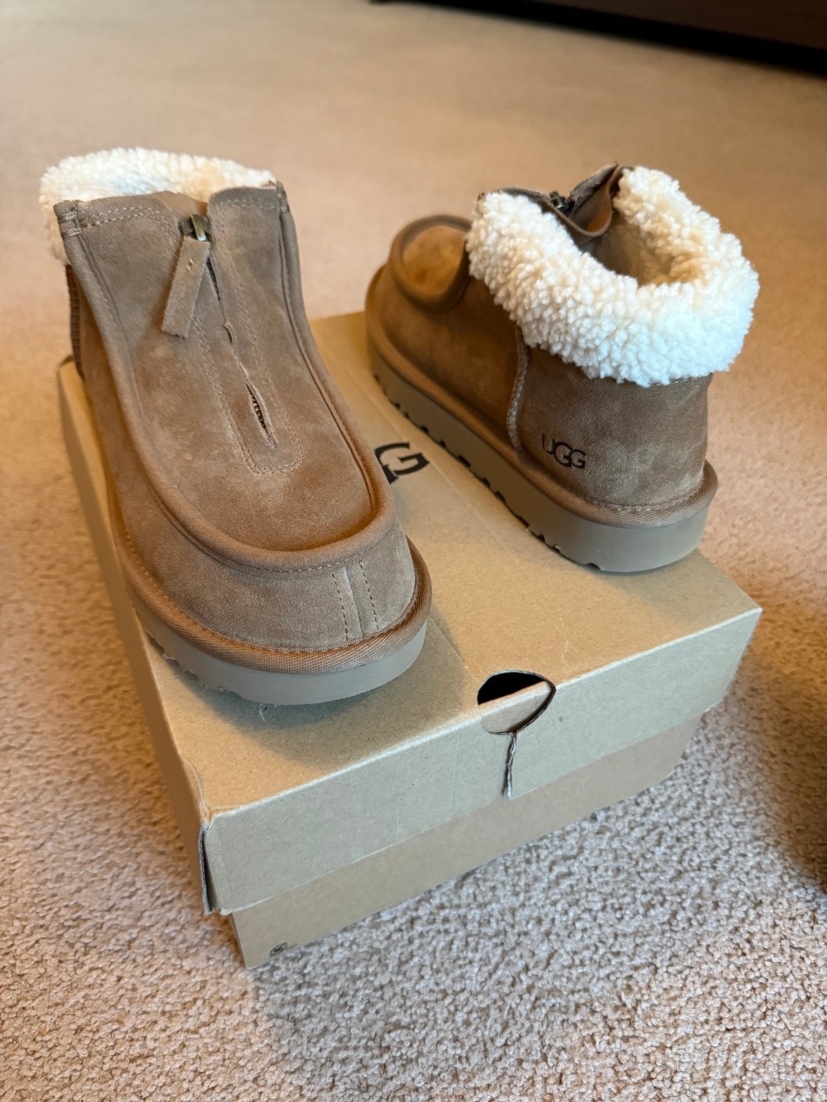 BNWT UGG Funkarra Women’s Boots Size 9 w/ Box