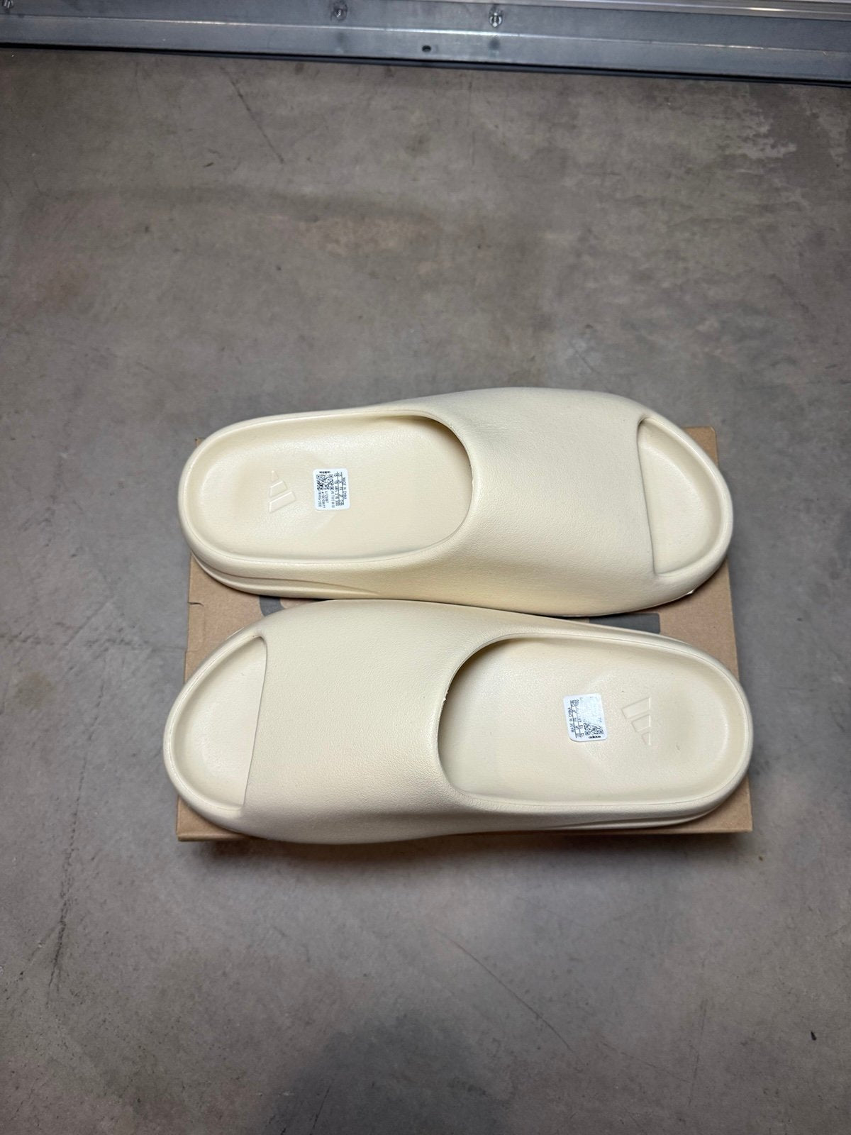 Brand New Yeezy Slides Bone Size 11 FREE SHIPPING